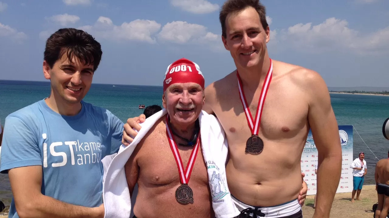 Over 750 international swimmers, including Sydney 2000 gold medallist Chris Fydler, have participated in a commemorative swim in Anzac Cove.